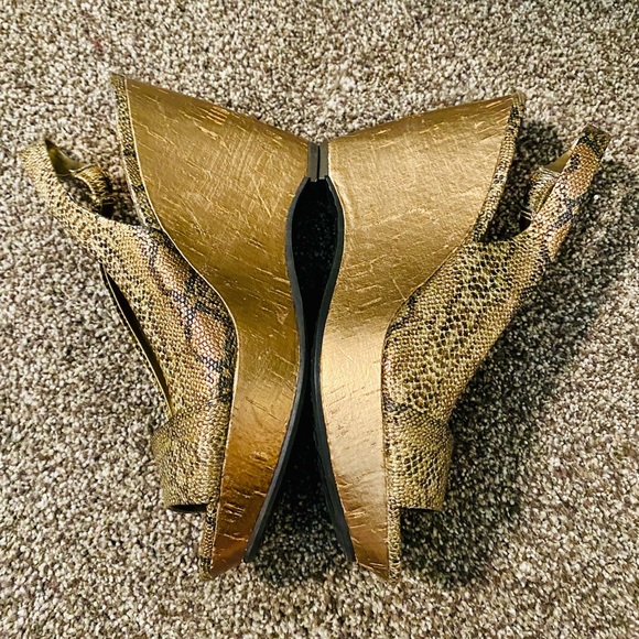NEW! Anne Klein Fortuna Bronze Snake Print Platform Wedge Sandals - Picture 6 of 16